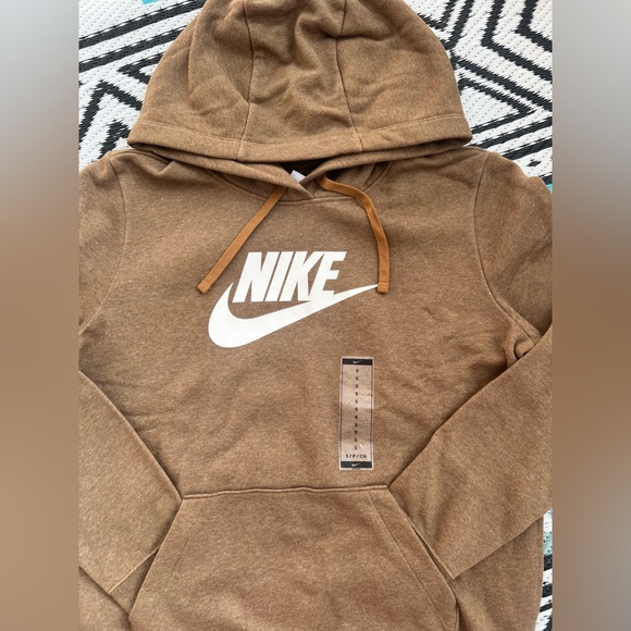 Nike Brown Sweatshirt with Iconic Swoosh Logo - Picture 2 of 3